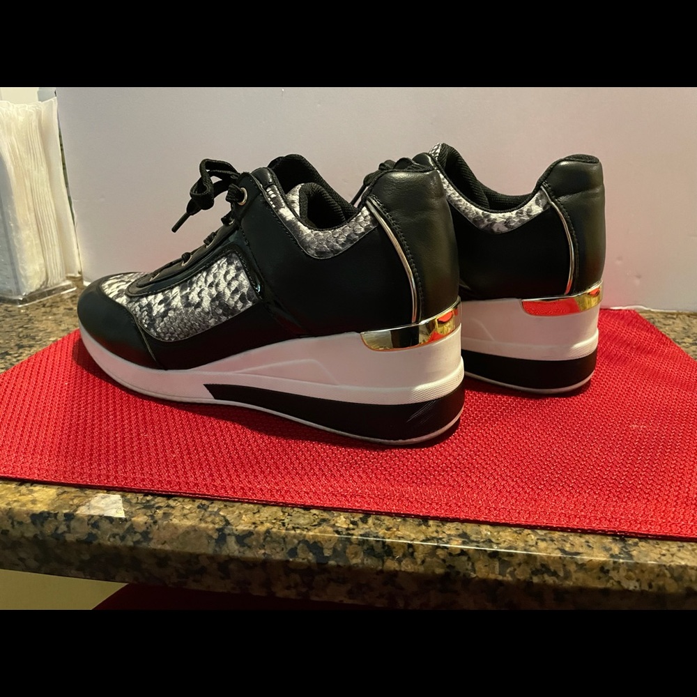 Women’s Sneakers Shoe Dazzle 💁🏻‍♀️ 👟- - Picture 8 of 8